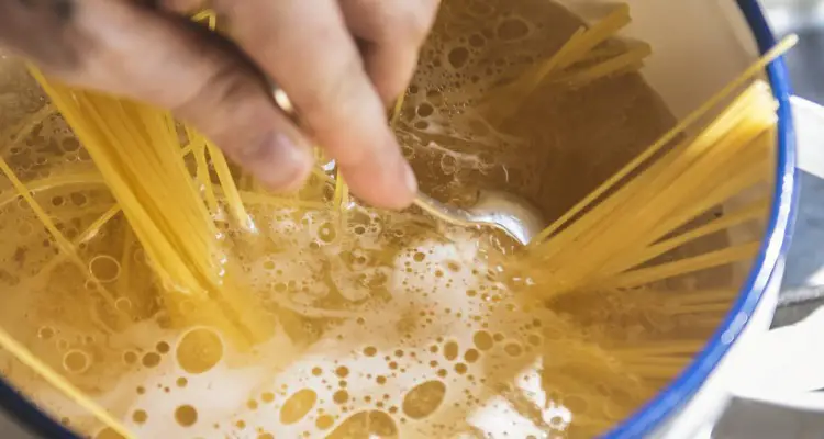Kuinka sinun pitäisi keittää ja jäähdyttää pasta