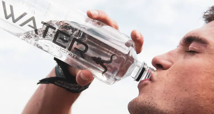 Stimmt es, dass man dehydriertes Wasser trinkt?