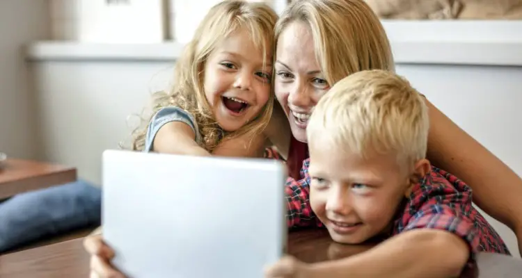 De 5 beste videoene med øvelser hjemme som du kan gjøre med barna dine