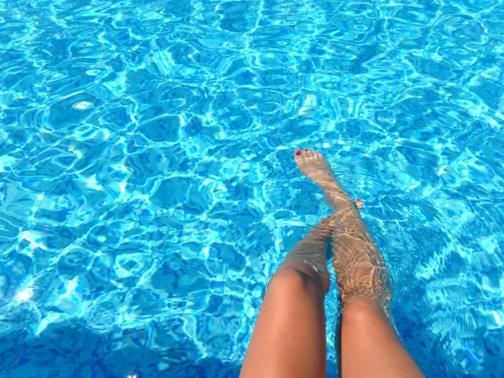 Piel inmersa en el agua de la piscina con cloro