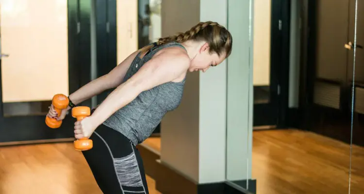 mujer haciendo ejercicios fitness posparto