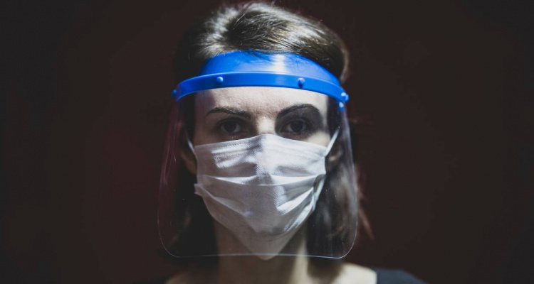 mujer usando pantalla protectora obličejový para koronavirus