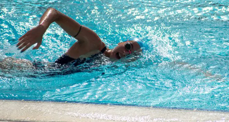 수영 선수를 위해 훈련을 하는 여자