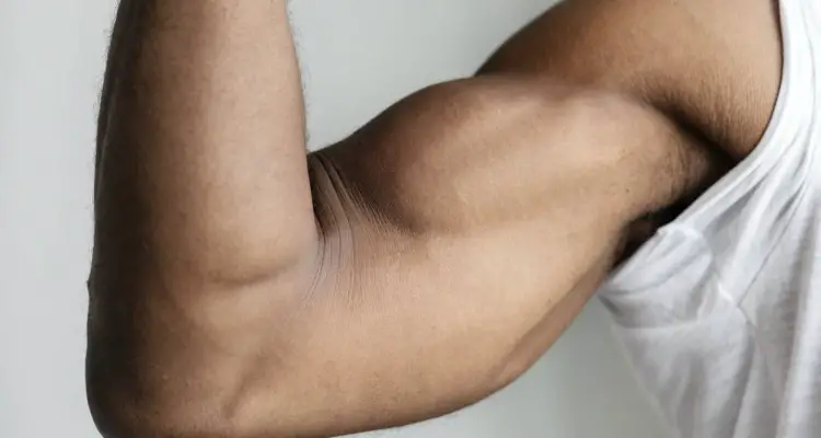 hombre con biceps fuertes