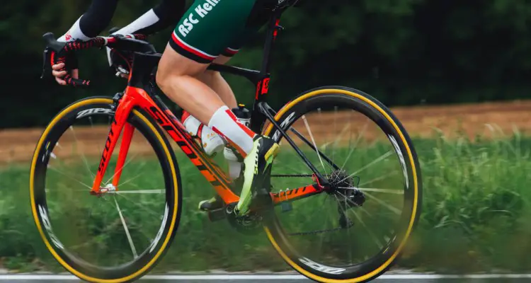 cycliste professionnel avec des gadgets spéciaux pour le tour de france