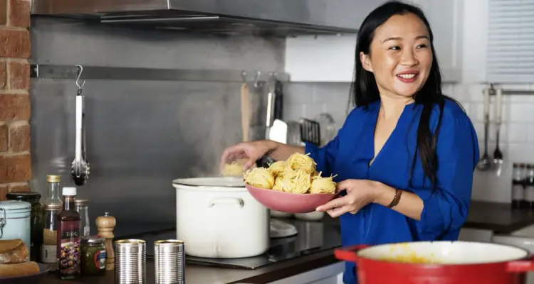 mujer cocinando en casa para perder peso
