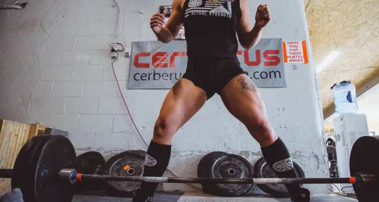 mujer con piernas fuertes por entrenamiento excéntrico de piernas