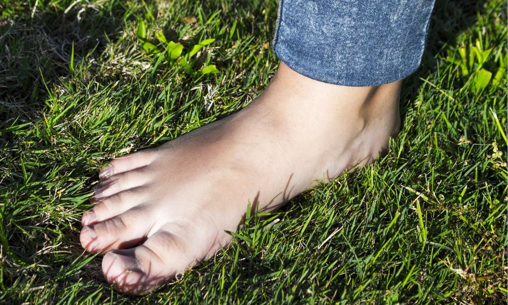 Andar descalzo sobre hierba