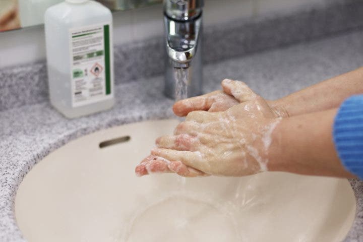 ขอแนะนำสำหรับ cuidar tus manos si te las lavas mucho