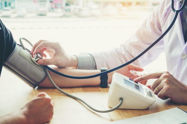 ¿ Como se puede comprobar la presión arterial?