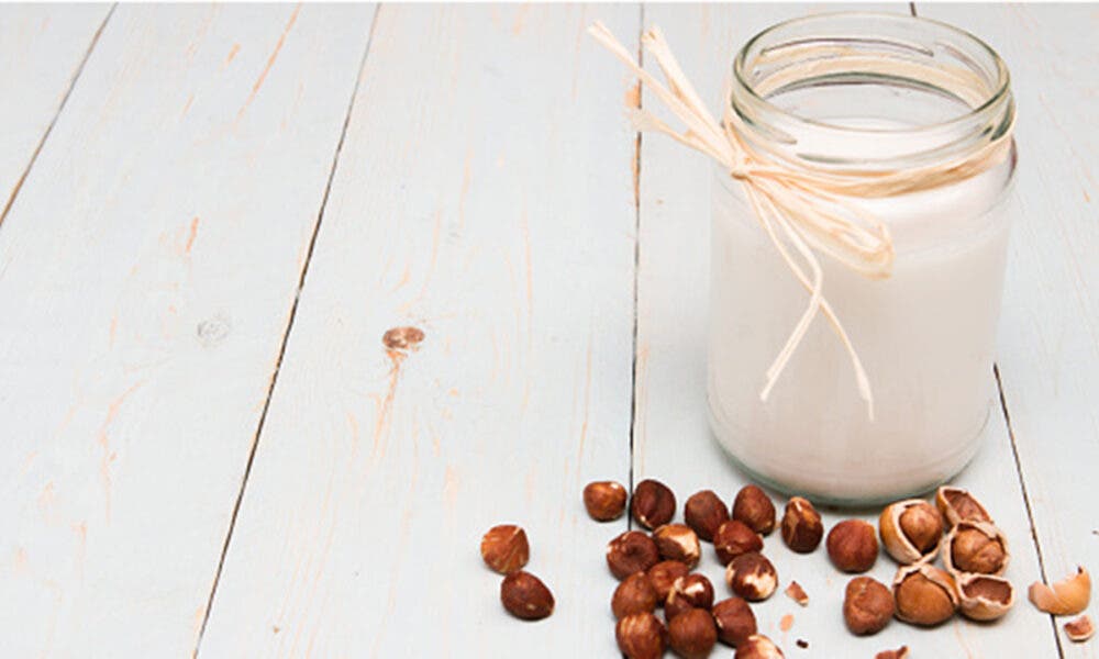 Principales beneficios que aporta la leche de avellanas al incluirla en la dieta