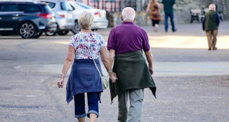 personas mayores dando un paseo con deshidratacion