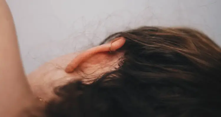 kvinna med dålig lukt bakom öronen