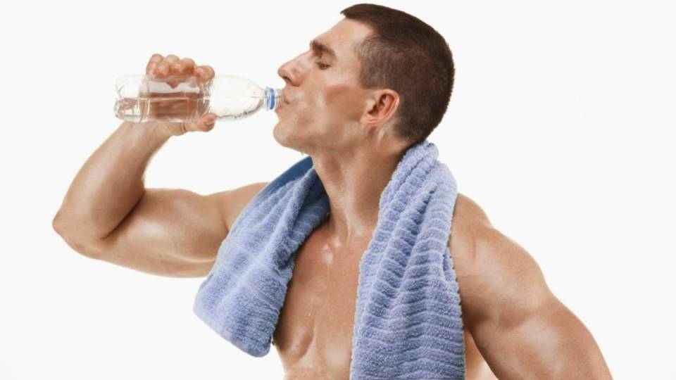 beber agua en tus entrenamientos
