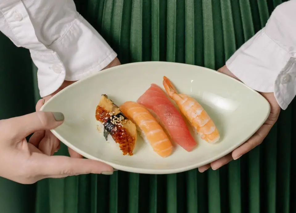 Entre todos los tipos de sushi el mejor es el sashimi