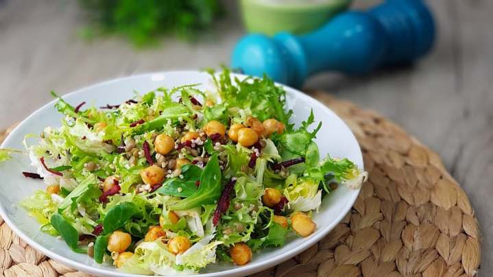Wie bereiten Sie Salate mit Hülsenfrüchten zu?