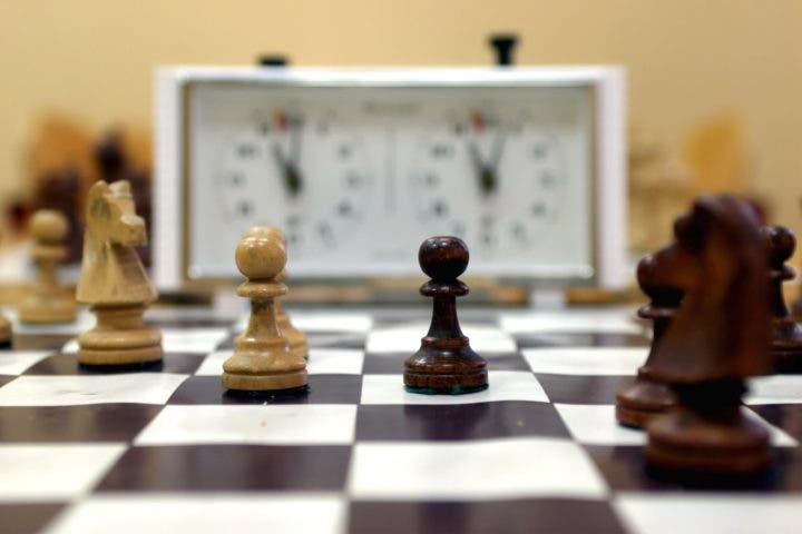¿Qué beneidios tiene jugar al ajedrez?