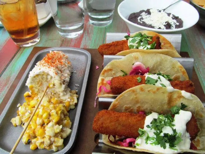 Platos saludables en el menú de un restaurante mexicano
