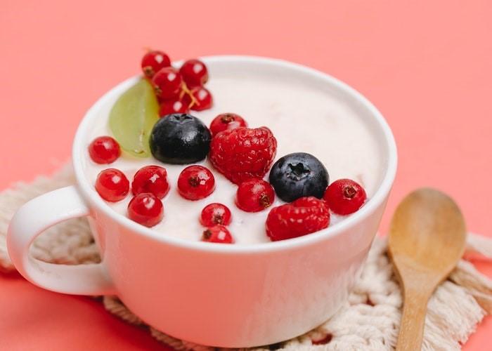 Yogur natural con frutos rojos