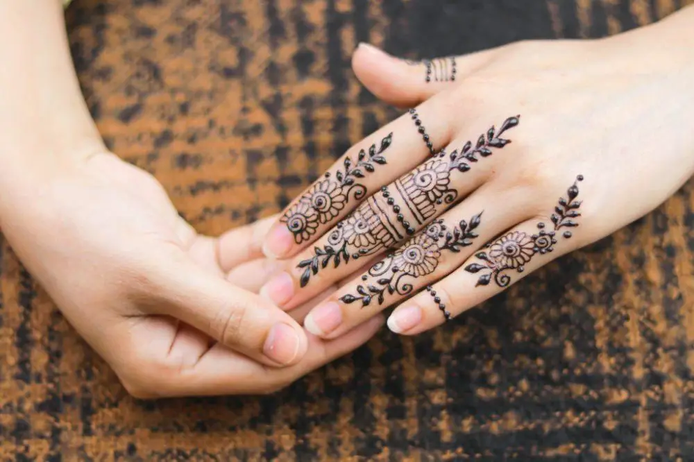 tatuaje de henna en mano