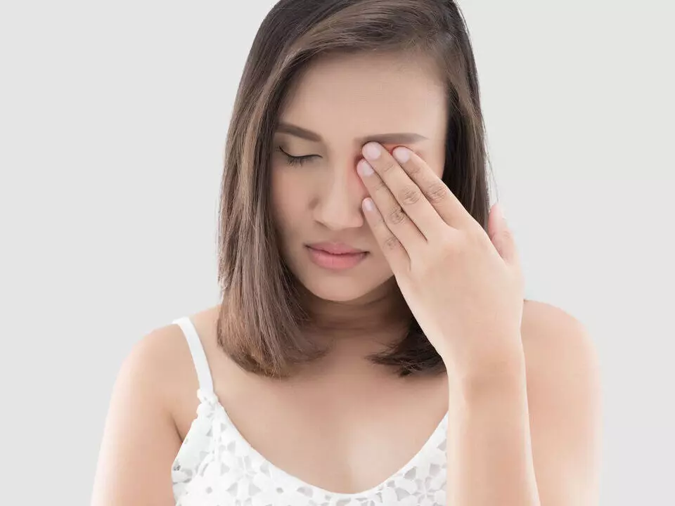 mujer con alergia en los ojos