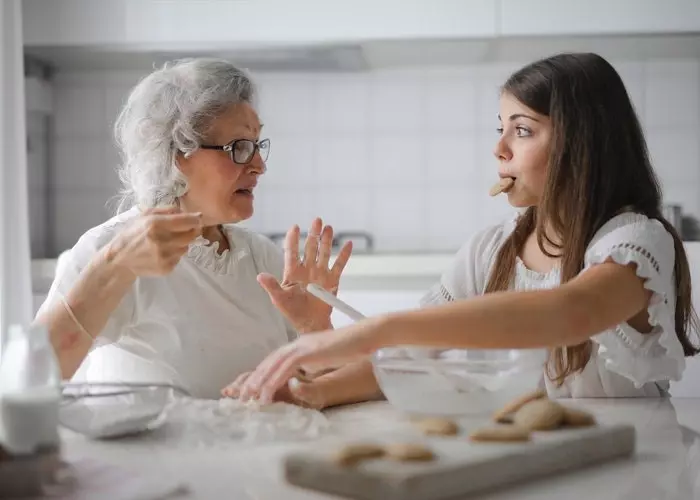Una abuela con Alzhéimer ayudada por su nieta