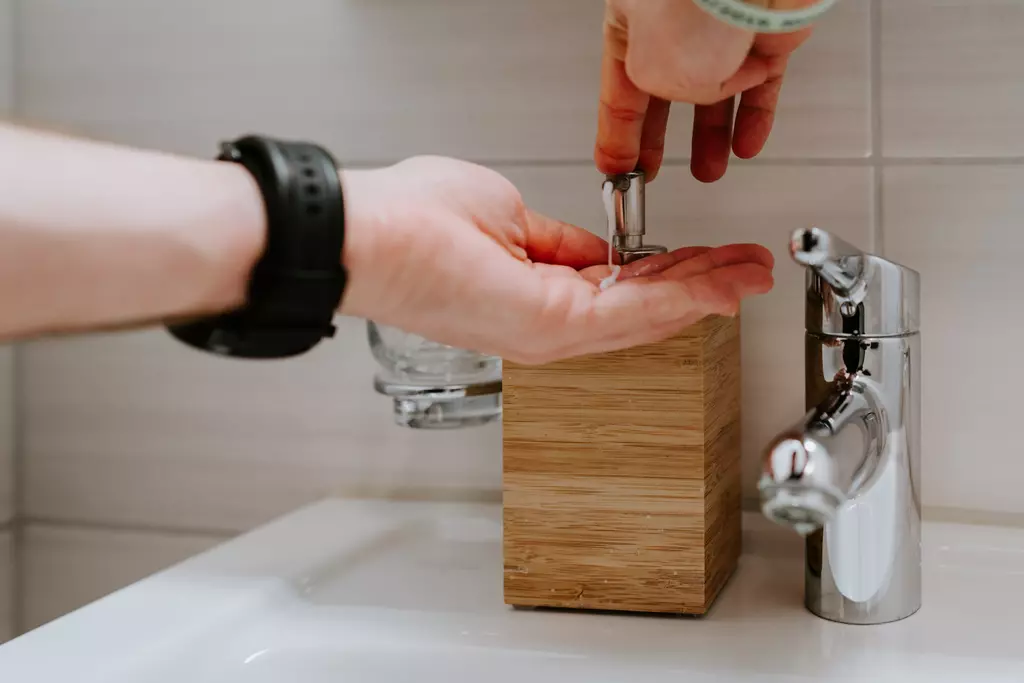 vask hendene med såpe og vann