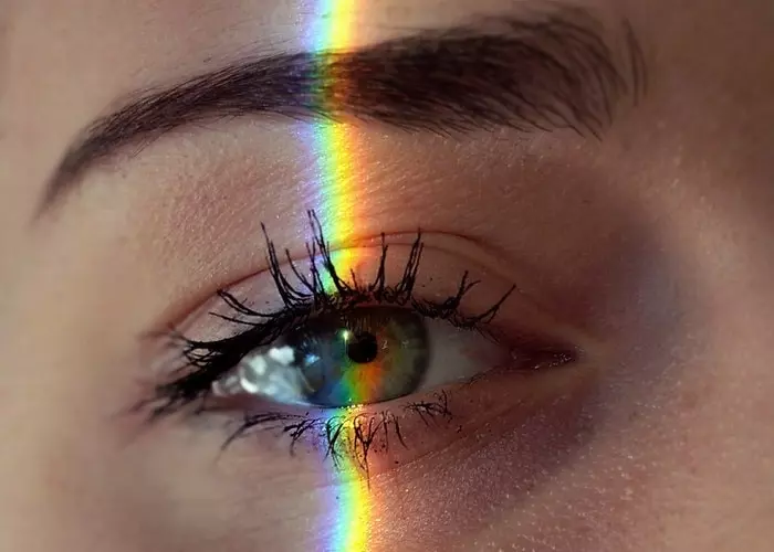 Una mujer cu un arcoiris în el ojo