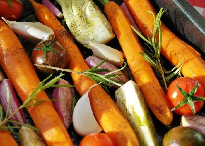 Морковное рагу с луком, помидорами, чесноком и розмарином
