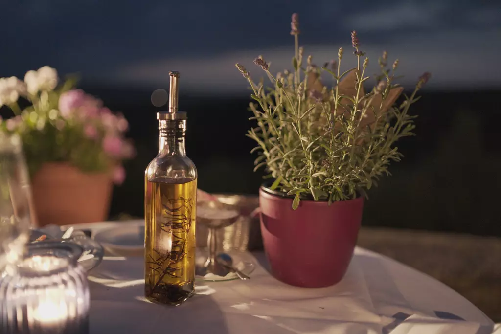 láhev olivového oleje na stole