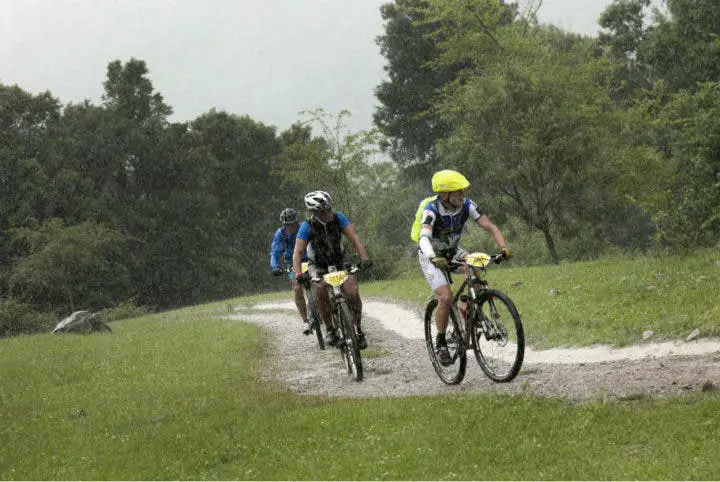 Â¿QuÃ© face si te coge una tormenta practicando ciclismo?