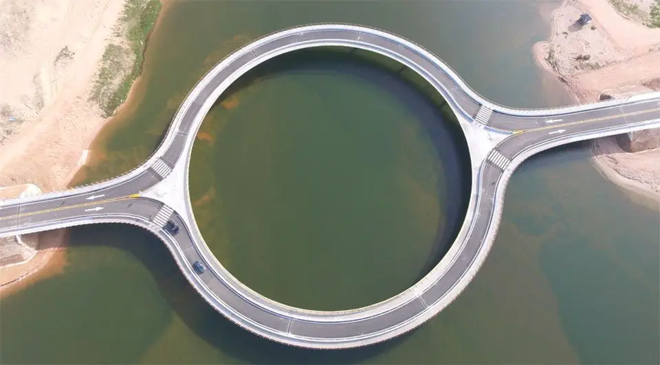 pont avec la forme d'un anneau