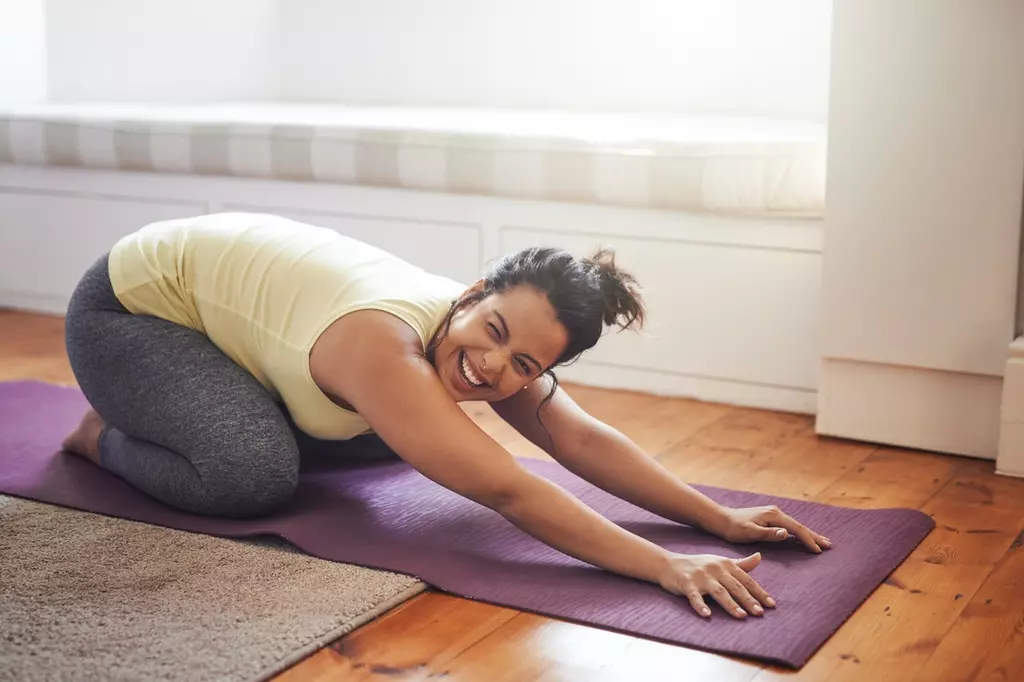 femeie care face ipostaze de yoga