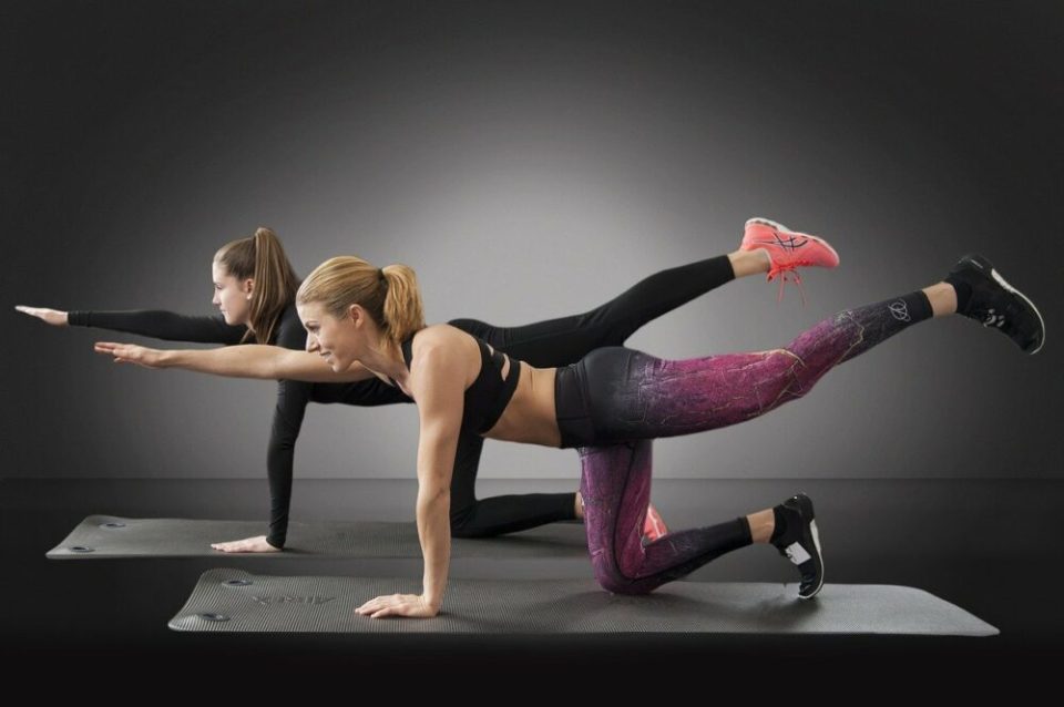 femeile care fac exerciții fizice