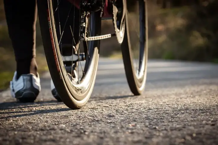 Cum se arregla un neumático de bicicleta pinchado