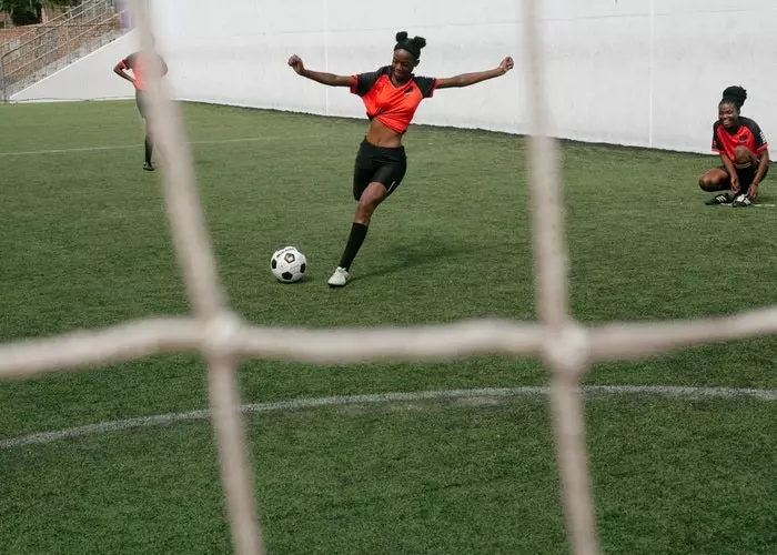 Una chica con escoliosis jugando al fútbol
