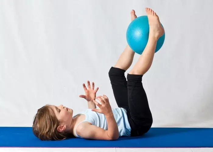 Una niña haciendo yoga poara mejorar sus resistencia física