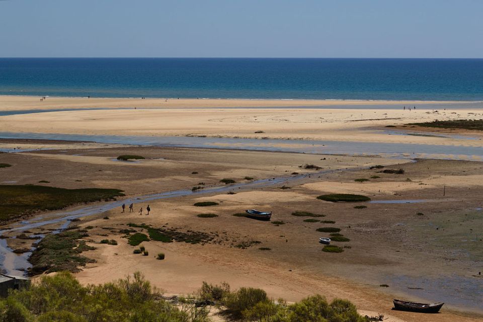 Tavira en el Algarve portugués tiene una playa virgen que no puedes perderte