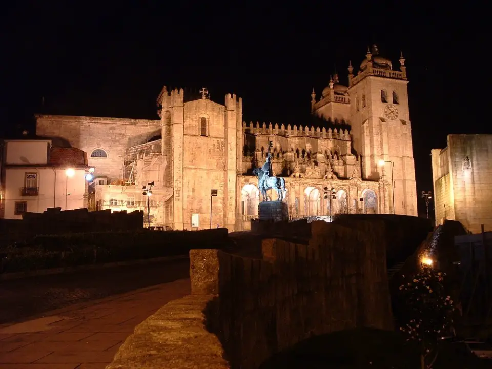 La catedral é uno de los sitios que ver en Oporto que no puedes perderte