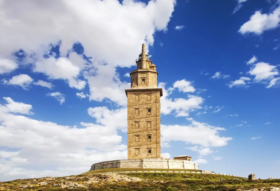 يعد برج هرقل أحد المواقع الأكثر رمزية التي تشاهدها في غاليسيا