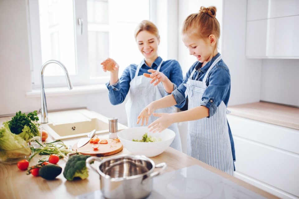 cocinar, una de las mejores actividades para hacer con los hijos durante el periodo de cuarentena