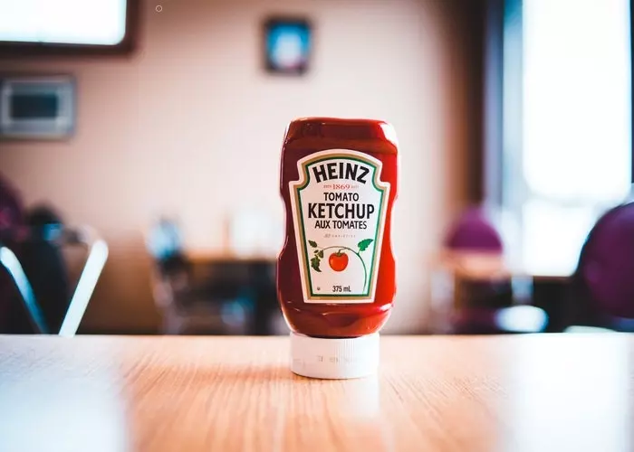 Butelka ketchupu w przeterminowanym jedzeniu, które możemy dalej spożywać