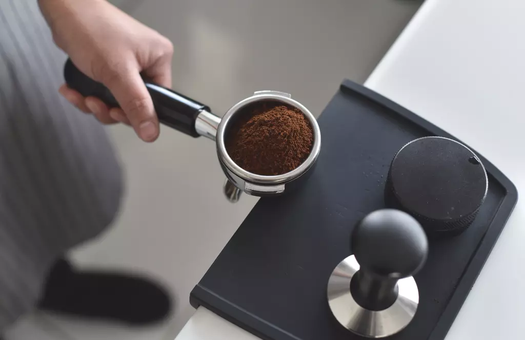 café molido en un dispensador
