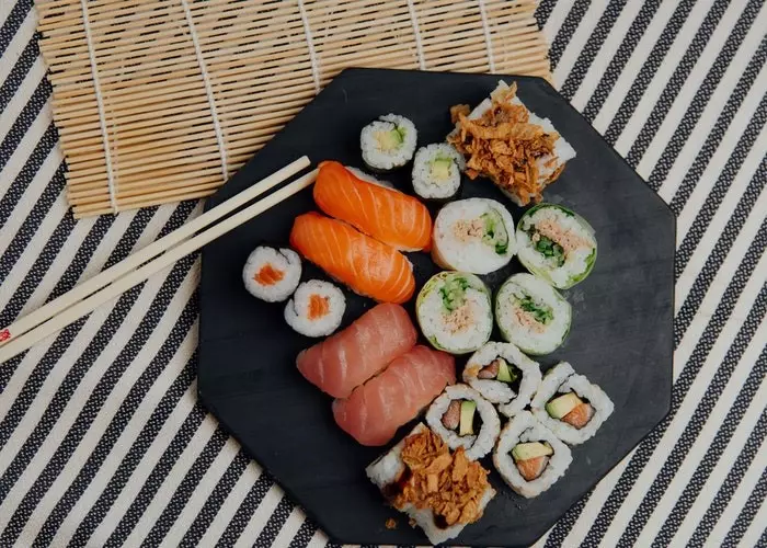 Una bandeja con diferentes tipos de pescados para sushi