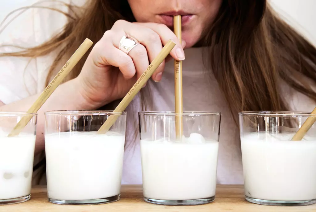 mujer tomando leche pasteurizada