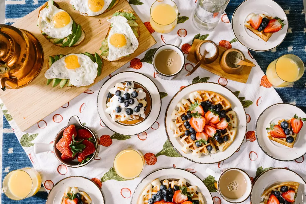 mesa con opciones de desayuno