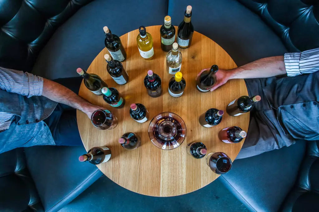 Tisch mit vielen Flaschen Wein