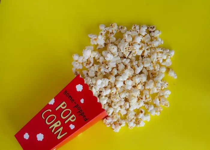 Eine Packung verschüttetes Popcorn auf einem Tisch