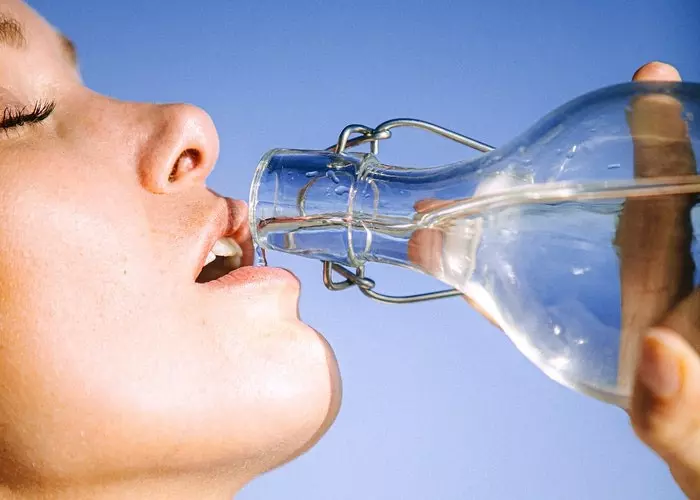 Una mujer quiere beber mucha agua