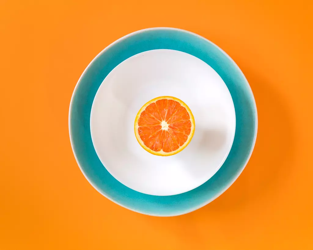 naranja en un plato de yogur